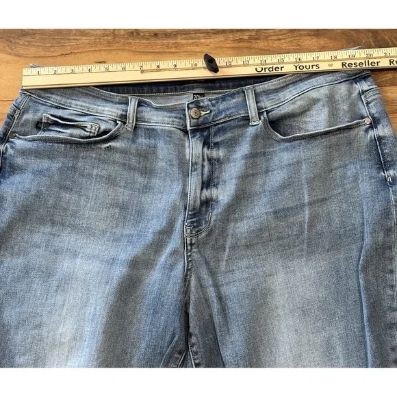 Judy Blue Womens 20W Boyfriend Fit Jeans Light Wash Stretch Cuffed JB82335 - Picture 10 of 12